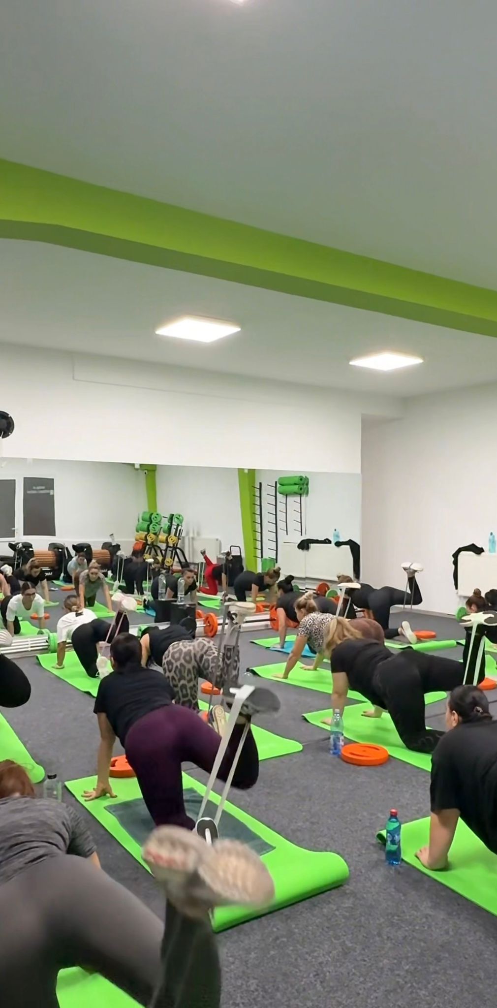 Clasă de aerobic în desfășurare